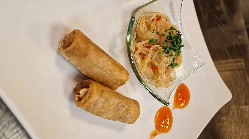 04._frhlingsrollen_auf_asiatischem_glasnudelnsalat.jpg